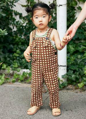 ギンガムチェックのセットアップがキュート！ 柄アイテムを盛り込んでハッピーに♪