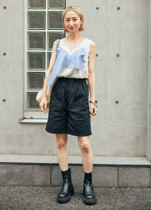 【失敗しない夏のモノトーンコーデ】ブルーを挿して爽やかに