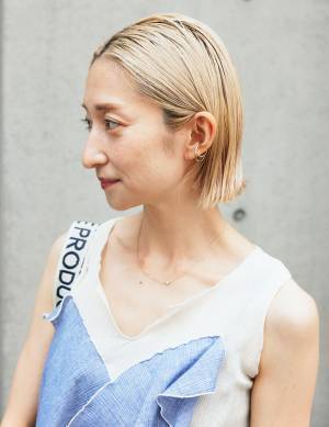 【失敗しない夏のモノトーンコーデ】ブルーを挿して爽やかに