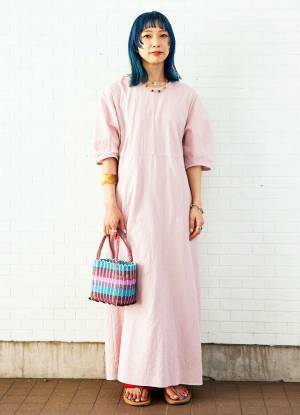 ピンク×赤で甘すぎない大人のピンクコーデ術。甘さ抑える小物づかいも参考になる！