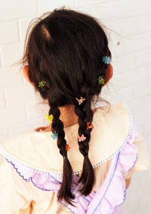 ピンク×赤で甘すぎない大人のピンクコーデ術。甘さ抑える小物づかいも参考になる！