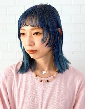 ピンク×赤で甘すぎない大人のピンクコーデ術。甘さ抑える小物づかいも参考になる！