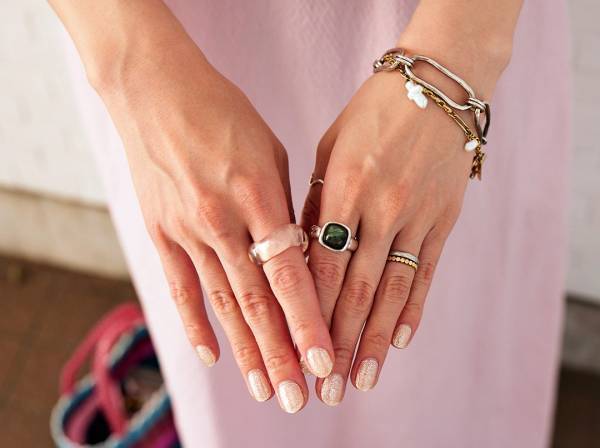 ピンク×赤で甘すぎない大人のピンクコーデ術。甘さ抑える小物づかいも参考になる！