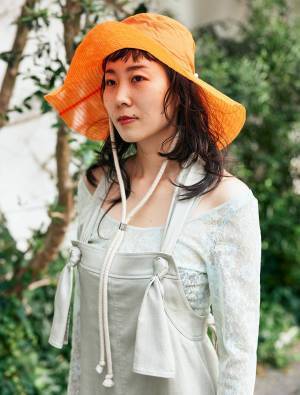 トレンドのツバ広ハットはこうかぶる！チアフルカラーをチョイスで今どきコーデ完成♡