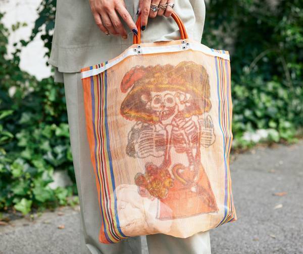 トレンドのツバ広ハットはこうかぶる！チアフルカラーをチョイスで今どきコーデ完成♡