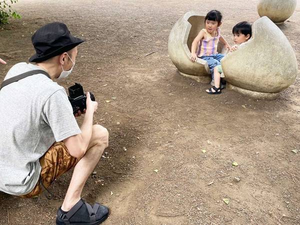 何気ない日常をフィルムカメラに。写真館＆動物園でファミリーフォト撮影