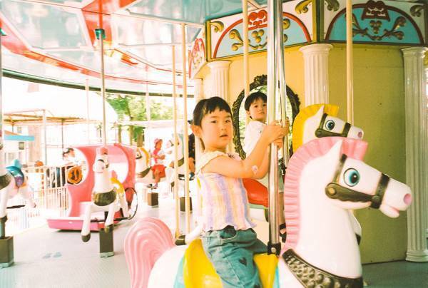 何気ない日常をフィルムカメラに。写真館＆動物園でファミリーフォト撮影