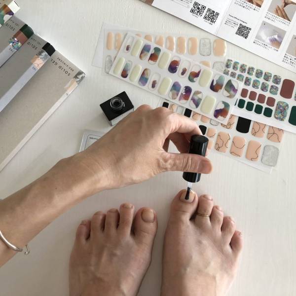 自宅で簡単セルフジェルネイル！子育てママにも使いやすいシールタイプを使った感想。