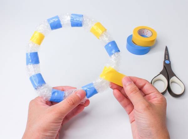 【簡単】水遊びにピッタリの手作りおもちゃ。ヨットや輪投げなど親子で作ろう♪