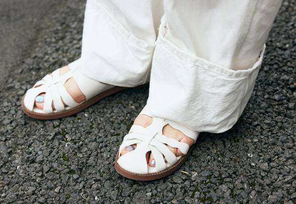 大人のオーバーオールコーデ♪ 白チョイス＆ニットハット合わせが今っぽい！