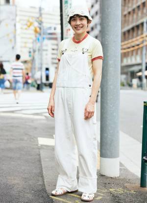 大人のオーバーオールコーデ♪ 白チョイス＆ニットハット合わせが今っぽい！