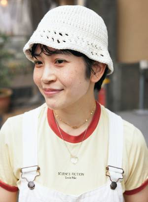 大人のオーバーオールコーデ♪ 白チョイス＆ニットハット合わせが今っぽい！