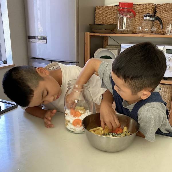 キッズ包丁を使って、夏休みは子供と一緒に酵素シロップ作り！！