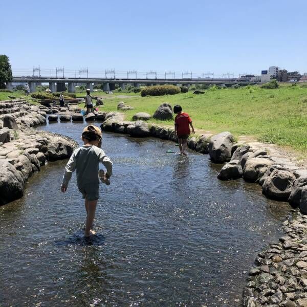 夏休みにピッタリ！駅から徒歩圏内。都内にある水遊びで賑わう公園をご紹介