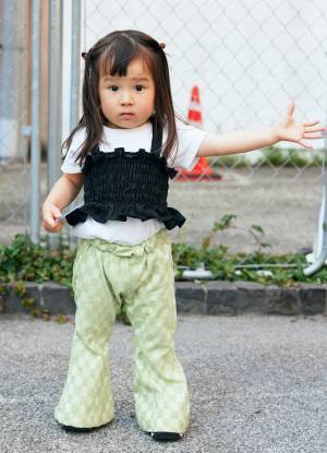 チェッカー柄をさりげなくリンク♪ママのスニーカー＆キッズのパンツでなかよし度アップ！