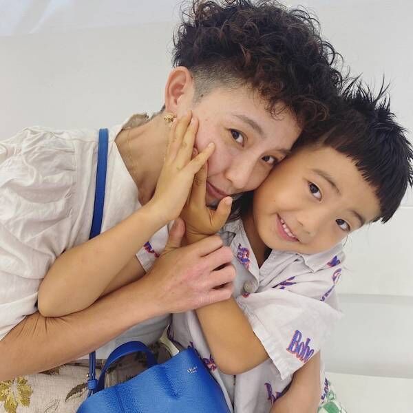 親子でエッジーな攻めスタイル パーマをいかした簡単ヘアアレンジをご紹介 22年8月31日 ウーマンエキサイト