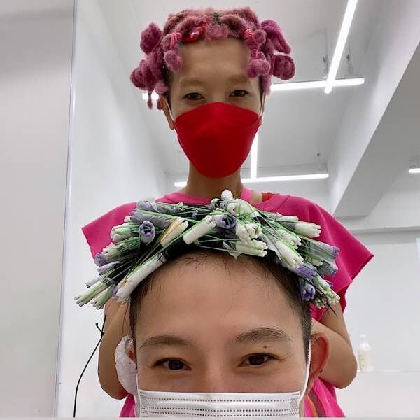 親子でエッジーな攻めスタイル パーマをいかした簡単ヘアアレンジをご紹介 22年8月31日 ウーマンエキサイト