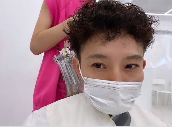 親子でエッジーな攻めスタイル パーマをいかした簡単ヘアアレンジをご紹介 22年8月31日 ウーマンエキサイト