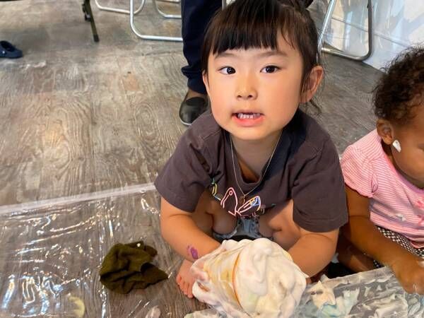 汚れなんて気にしない！ 創造力を育む、子ども向けの「Art Workshop」をご紹介♪