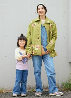 おしゃれ親子のデニムリンクコーデ！クロシェ編み＆フラワー刺しゅう合わせがめっちゃ可愛い♡