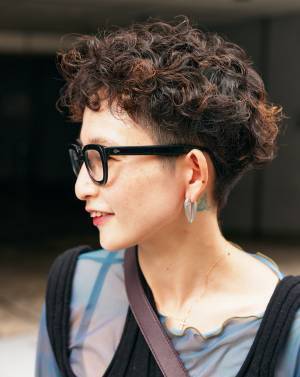 柄ボトムスはこう着る！シアートップス×ベストを合わせておしゃれ上級コーデに♪