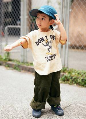 定番のTシャツはこう着る！ コーデュロイパンツを合わせたおしゃれな秋コーデ♪