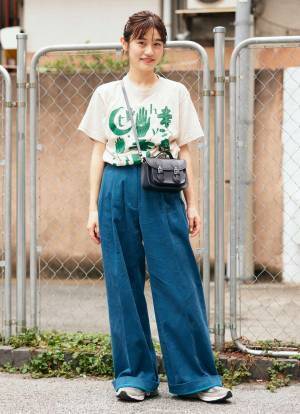 定番のTシャツはこう着る！ コーデュロイパンツを合わせたおしゃれな秋コーデ♪