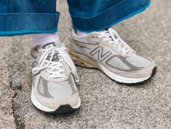 定番のTシャツはこう着る！ コーデュロイパンツを合わせたおしゃれな秋コーデ♪