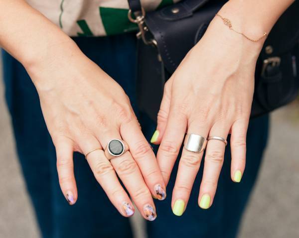 定番のTシャツはこう着る！ コーデュロイパンツを合わせたおしゃれな秋コーデ♪