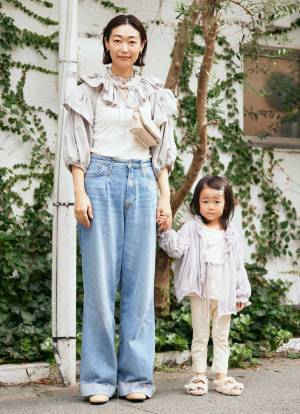 『ザラ』を使ったおしゃれな親子コーデ！ フリルブラウスで甘口が気分♪