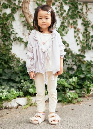 『ザラ』を使ったおしゃれな親子コーデ！ フリルブラウスで甘口が気分♪