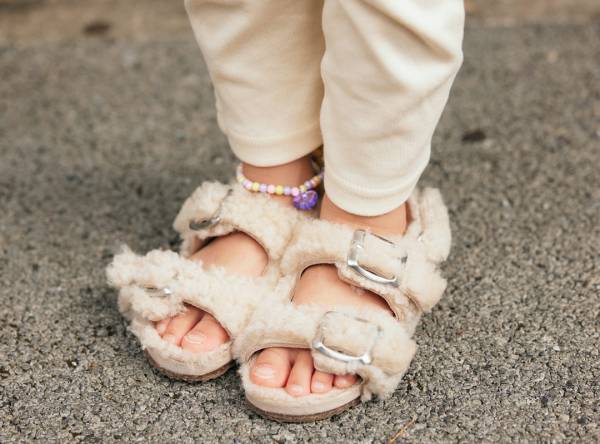 『ザラ』を使ったおしゃれな親子コーデ！ フリルブラウスで甘口が気分♪