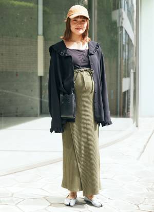 ぴったりシルエットが可愛いマタニティコーデ♡ 長めシャツ×ニットスカートでマンネリ回避！