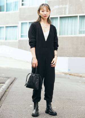 失敗しないブラックコーデ！オールインワンはニット素材を選べば品よくキマる！