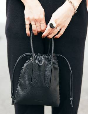 失敗しないブラックコーデ！オールインワンはニット素材を選べば品よくキマる！