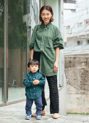 親子リンクにはチェック柄シャツがおすすめ！フリルパンツ×ブーツで甘辛MIXに♡