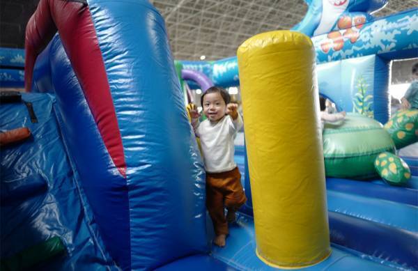 「美ら島エアーフェスタ2022」武智志穂の沖縄でのんびり双子育児 Vol.28 | HugMug