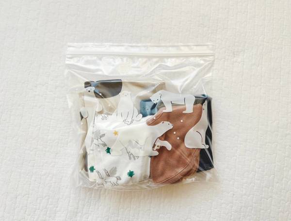 「愛用ジップ付き袋と、息子のサロペットコーデ」Kanocoのしあわせ時間 Vol.15 | HugMug