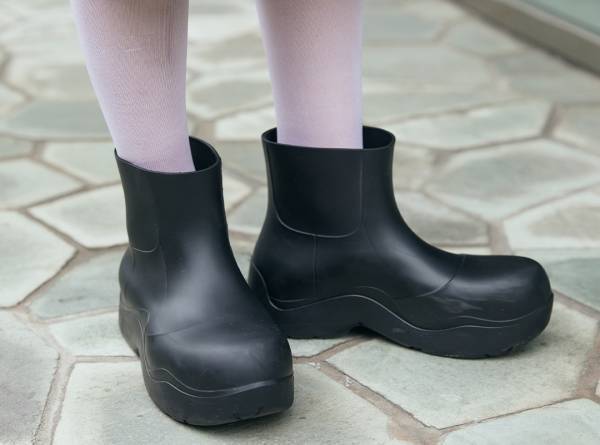 定番派？ 個性派？【高感度ママが愛用するブラックショートブーツ6選】 | HugMug - 親子で楽しむファッションやライフスタイル情報を届けるママメディア