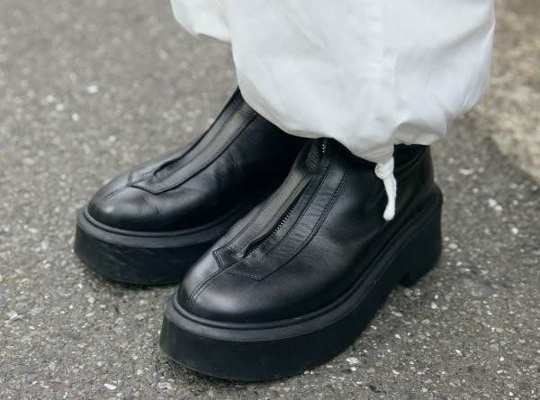 定番派？ 個性派？【高感度ママが愛用するブラックショートブーツ6選】 | HugMug - 親子で楽しむファッションやライフスタイル情報を届けるママメディア