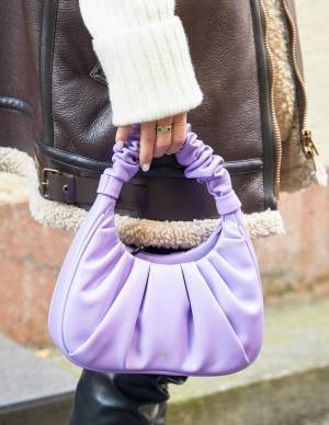 ママでもできるミニ丈コーデ♡ ムートンベスト×ロングブーツでY2Kムード！ | HugMug - 親子で楽しむファッションやライフスタイル情報を届けるママメディア