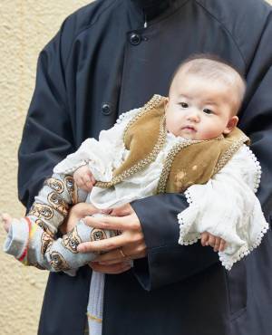 ママでもできるミニ丈コーデ♡ ムートンベスト×ロングブーツでY2Kムード！ | HugMug - 親子で楽しむファッションやライフスタイル情報を届けるママメディア