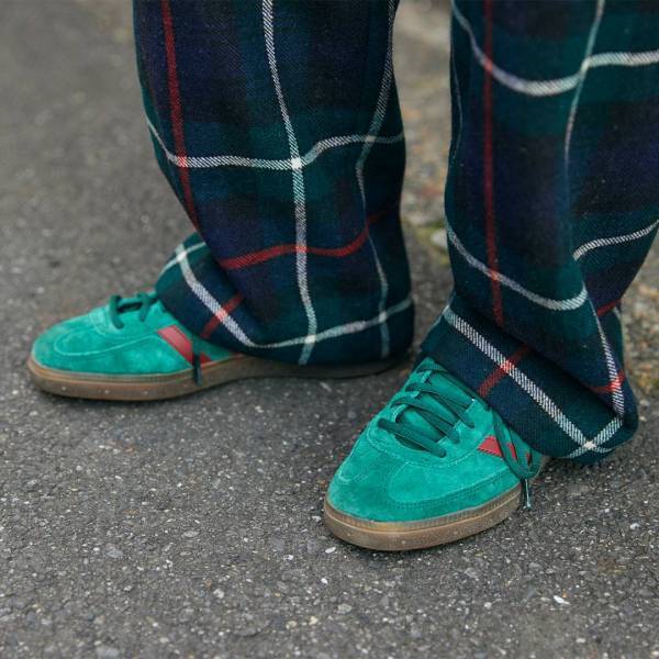 公園にもタウンユースにも！ 【高感度ママ愛用の万能スニーカー7選】 | HugMug