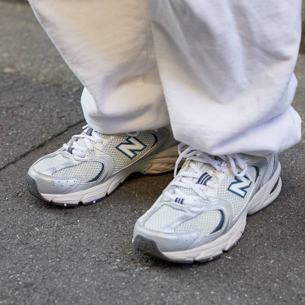 公園にもタウンユースにも！ 【高感度ママ愛用の万能スニーカー7選】 | HugMug