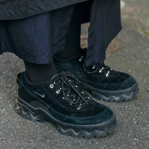 公園にもタウンユースにも！ 【高感度ママ愛用の万能スニーカー7選】 | HugMug