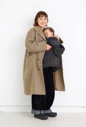 【おしゃれママ＆パパの抱っこ紐コーデ 6選】寒さ対策もおしゃれも実現するスタイルに注目！ | HugMug - 親子で楽しむファッションやライフスタイル情報を届けるママメディア