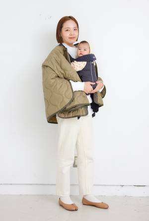 【おしゃれママ＆パパの抱っこ紐コーデ 6選】寒さ対策もおしゃれも実現するスタイルに注目！ | HugMug - 親子で楽しむファッションやライフスタイル情報を届けるママメディア