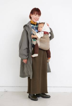 【おしゃれママ＆パパの抱っこ紐コーデ 6選】寒さ対策もおしゃれも実現するスタイルに注目！ | HugMug - 親子で楽しむファッションやライフスタイル情報を届けるママメディア