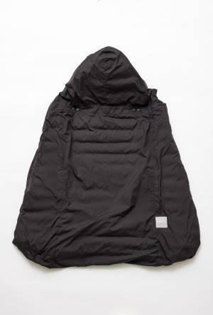 【おしゃれママ＆パパの抱っこ紐コーデ 6選】寒さ対策もおしゃれも実現するスタイルに注目！ | HugMug - 親子で楽しむファッションやライフスタイル情報を届けるママメディア