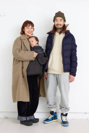 【おしゃれママ＆パパの抱っこ紐コーデ 6選】寒さ対策もおしゃれも実現するスタイルに注目！ | HugMug - 親子で楽しむファッションやライフスタイル情報を届けるママメディア